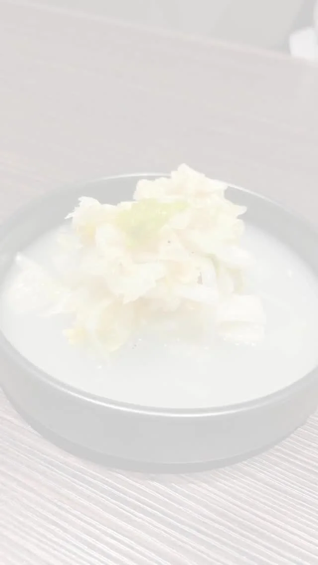 ・
こんばんは、焼肉武田やです！

「キムチは好きだけど辛いのが苦手…」
というか方、いませんか？
そんな皆さんにオススメなのが、
当店の「白キムチ」です！

唐辛子を使わず、りんごやにんにく、
生姜などで漬け込んでいるので、
辛いものが苦手な方やお子様でも
安心してお召し上がりいただけます。
シャキシャキとした食感と、
野菜の甘みや旨みがじゅわ〜っと広がる、
さっぱりとした味わいです。

お肉の箸休めにもぴったりで、
焼肉を最後まで飽きずに楽しめますよ✨
ぜひ一度お試しください！

本日も皆様のご来店を心よりお待ちしております🙌
ご予約はお電話またはプロフィール欄のリンクからどうぞ！

-——————————————-———————————
赤坂駅から徒歩30秒、 “冷凍していない”
【生の馬刺】が食べられる個室焼肉店。
全室個室で、接待や記念日にもぴったり。
九州産和牛×馬刺の贅沢をぜひ。

焼肉 武田や
📍福岡市中央区赤坂1丁目11-18 赤坂庚辰ビル1階
OPEN:17時00分～
092-751-0269
-——————————————-———————————

#福岡焼肉 #赤坂グルメ #馬刺 #肉ケーキ #白キムチ #個室焼肉 #全室個室 #プライベート焼肉 #接待焼肉 #記念日ディナ #生馬刺  #冷凍してない馬刺し #至福の焼肉タイム #焼肉革命 #プレミアム焼肉 #焼肉好きと繋がりたい #肉スタグラム #FukuokaYakiniku #AkasakaEats