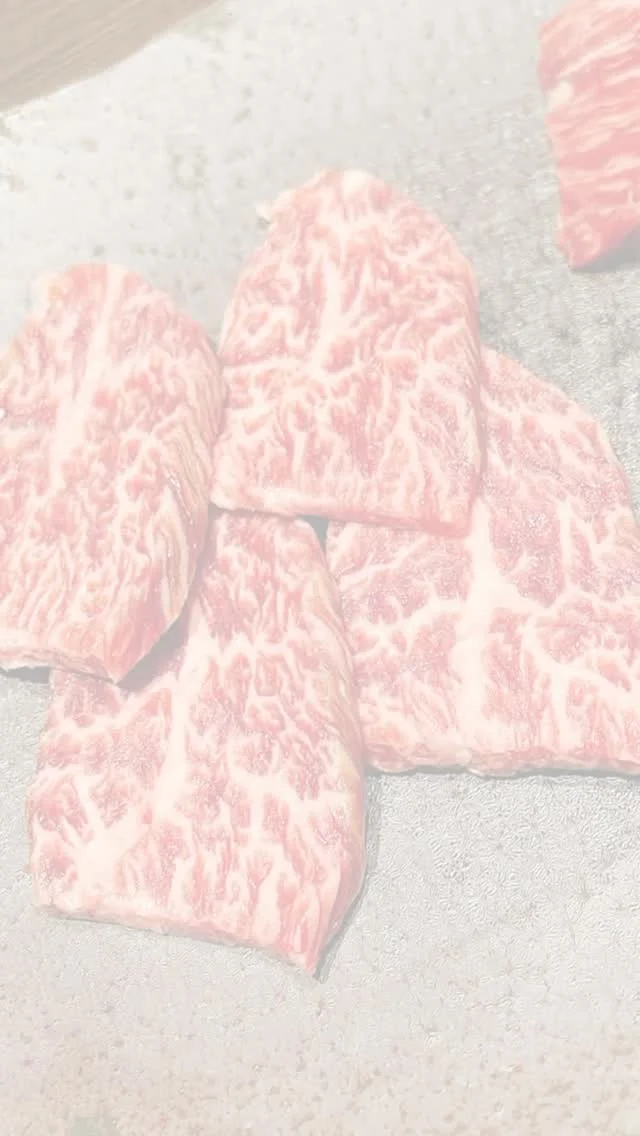 ・
こんにちは☀️焼肉武田やです！

本日ご紹介するのは、当店が自信を持って
おすすめする「上サガリ」です。

牛一頭からわずかにしか取れない横隔膜の一部、
サガリの中でも特に上質な部分のみを使用しております。

その魅力は、まるで上質な赤身肉のようなきめ細やかさで
とろけるような柔らかさ✨
内臓肉(ホルモン)でありながら脂っこさが少なく、
噛むほどに純粋で濃厚な肉の旨味が溢れ出します。

「カルビは少し重いけれど、美味しいお肉を心ゆくまで堪能したい」
というお客様に、大変ご好評いただいてる一皿です。

ヘルシーながらも満足感のある、この稀少な味わいを、
ぜひごゆっくりとお楽しみください！

本日も皆様のご来店を心よりお待ちしております🙌
ご予約はお電話またはプロフィールのリンクからどうぞ！

-——————————————-———————————
赤坂駅から徒歩30秒、 “冷凍していない”
【生の馬刺】が食べられる個室焼肉店。
全室個室で、接待や記念日にもぴったり。
九州産和牛×馬刺の贅沢をぜひ。

焼肉 武田や
📍福岡市中央区赤坂1丁目11-18 赤坂庚辰ビル1階
OPEN:17時00分～
092-751-0269
-——————————————-———————————

#福岡焼肉 #赤坂グルメ #馬刺 #肉ケーキ #上サガリ #個室焼肉 #全室個室 #プライベート焼肉 #接待焼肉 #記念日ディナ #生馬刺  #冷凍してない馬刺し #至福の焼肉タイム #焼肉革命 #プレミアム焼肉 #焼肉好きと繋がりたい #肉スタグラム #FukuokaYakiniku #AkasakaEats