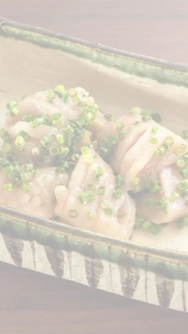 ・
こんにちは！武田やです！
本日のおすすめメニューは「塩焼きミノ」です💁‍♀️

ホルモンって聞くと「脂っこい」「クセがある」と
思う方もいるかもしれませんが、ミノは牛の第一胃で、
脂が少なくてとってもヘルシーなんです！

最大の特徴は、この最高に心地よいコリッコリの食感！🙌
網の上でじっくり焼いて、包丁で入れた切れ目が
パッと開いたら食べ頃のサインですよ👀✨

しっかりとした味付けと、柚子風味は当店特製で
リピーター続出の美味しさです😋

本日も皆様のご来店を心よりお待ちしております。
ご予約はお電話またはプロフィール欄のリンクからどうぞ！

-——————————————-———————————
赤坂駅から徒歩30秒、 “冷凍していない”
【生の馬刺】が食べられる個室焼肉店。
全室個室で、接待や記念日にもぴったり。
九州産和牛×馬刺の贅沢をぜひ。

焼肉 武田や
📍福岡市中央区赤坂1丁目11-18 赤坂庚辰ビル1階
OPEN:17時00分～
092-751-0269
-——————————————-———————————

#福岡焼肉 #赤坂グルメ #馬刺 #肉ケーキ #塩焼きミノ #個室焼肉 #全室個室 #プライベート焼肉 #接待焼肉 #記念日ディナ #生馬刺  #冷凍してない馬刺し #至福の焼肉タイム #焼肉革命 #プレミアム焼肉 #焼肉好きと繋がりたい #肉スタグラム #FukuokaYakiniku #AkasakaEats